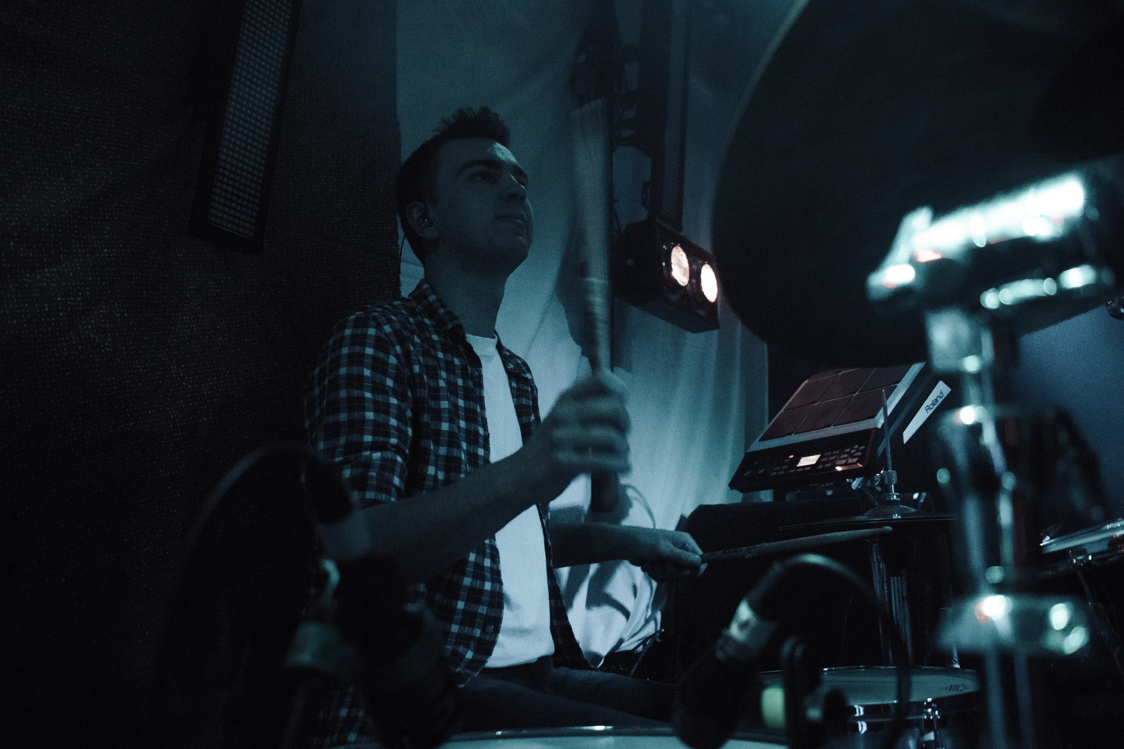 Ollie Woods performing